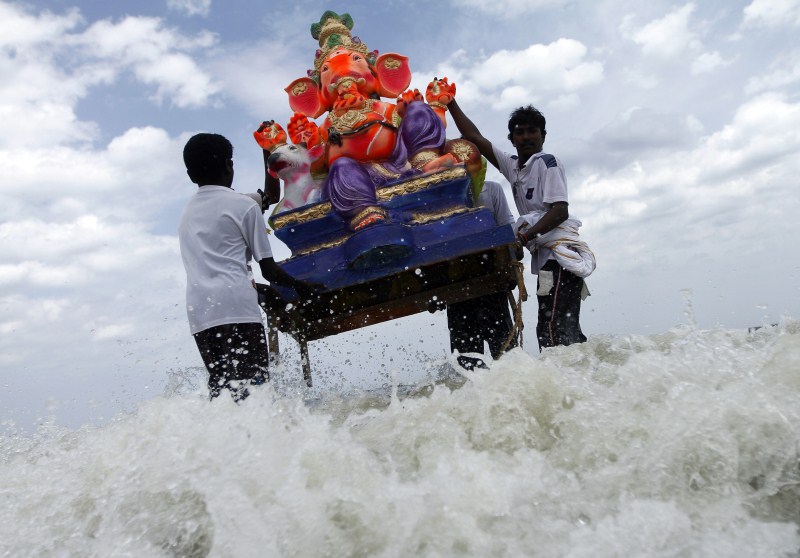 Vinayaka Chaturthi or Ganesh Chaturthi celebrations end with the immersion or Visarjan of clay Ganapati idol in water. Ganesh idol immersion,Ganesh idol immersion 2015,Ganesh immersion,Ganesh Chaturthi,Ganesh Chaturthi 2015,Visarjan,Ganpati Visarjan,Ganapati idol in water