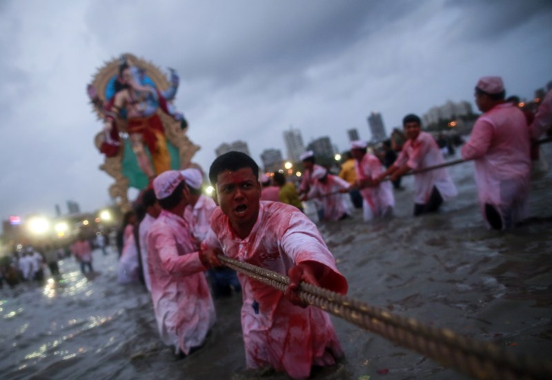 Vinayaka Chaturthi or Ganesh Chaturthi celebrations end with the immersion or Visarjan of clay Ganapati idol in water. Ganesh idol immersion,Ganesh idol immersion 2015,Ganesh immersion,Ganesh Chaturthi,Ganesh Chaturthi 2015,Visarjan,Ganpati Visarjan,Ganapati idol in water