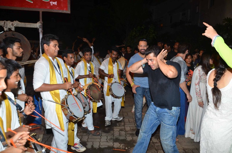 Bollywood Actor Salman Khan dances on dhol during Ganpati Visarjan. Salman Khan dances,Salman Khan dances on dhol during Ganpati Visarjan,Salman Khan,actor Salman Khan,Ganpati Visarjan,Ganpati Visarjan 2015,Ganpati celebration,Ganpati celebration 2015