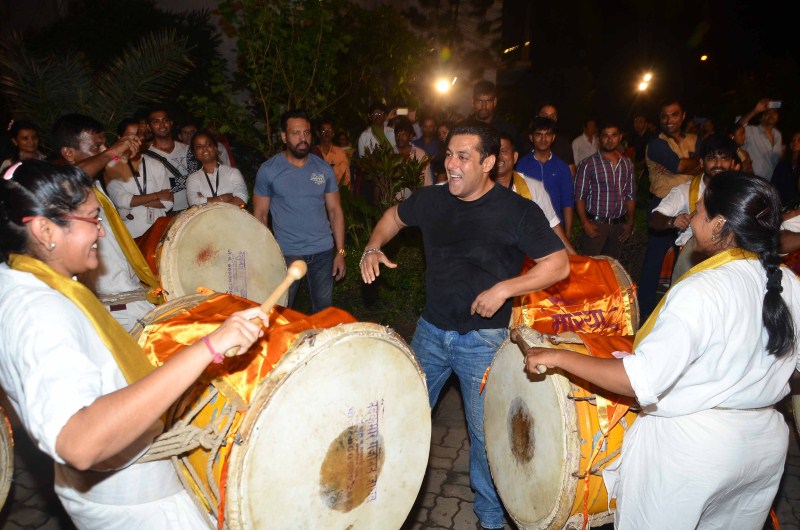 Bollywood Actor Salman Khan dances on dhol during Ganpati Visarjan. Salman Khan dances,Salman Khan dances on dhol during Ganpati Visarjan,Salman Khan,actor Salman Khan,Ganpati Visarjan,Ganpati Visarjan 2015,Ganpati celebration,Ganpati celebration 2015