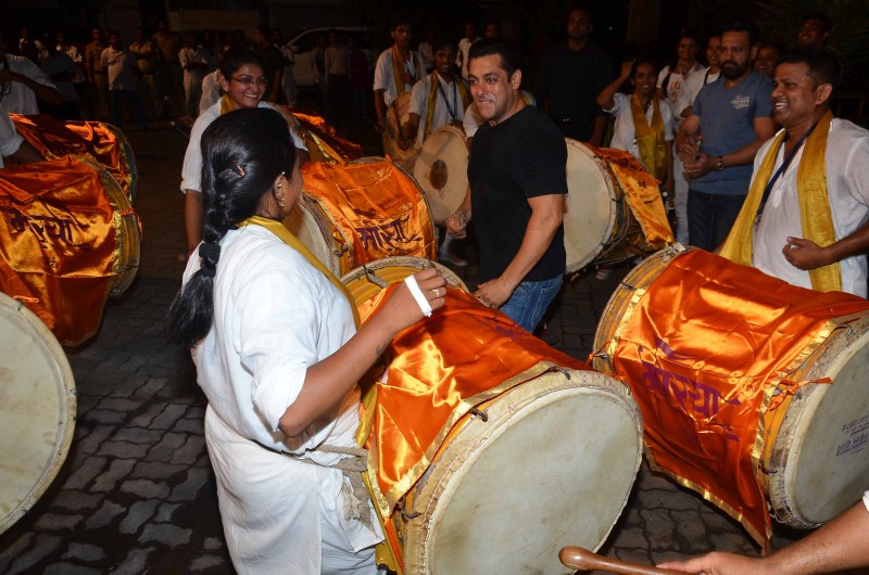 Bollywood Actor Salman Khan dances on dhol during Ganpati Visarjan. Salman Khan dances,Salman Khan dances on dhol during Ganpati Visarjan,Salman Khan,actor Salman Khan,Ganpati Visarjan,Ganpati Visarjan 2015,Ganpati celebration,Ganpati celebration 2015