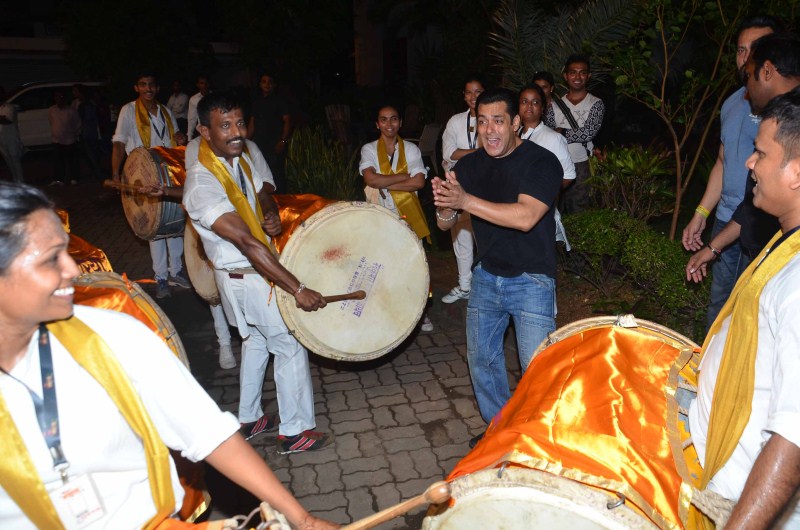 Bollywood Actor Salman Khan dances on dhol during Ganpati Visarjan. Salman Khan dances,Salman Khan dances on dhol during Ganpati Visarjan,Salman Khan,actor Salman Khan,Ganpati Visarjan,Ganpati Visarjan 2015,Ganpati celebration,Ganpati celebration 2015