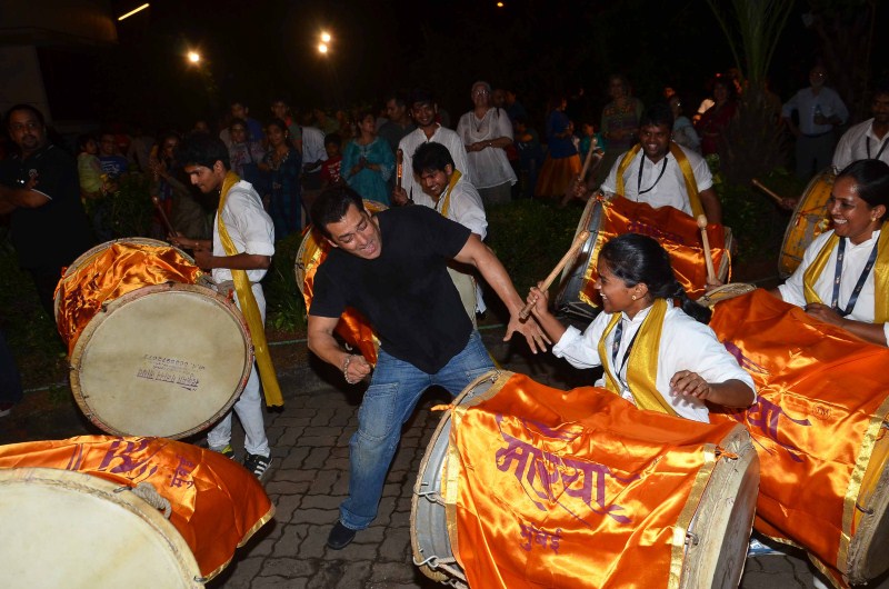 Bollywood Actor Salman Khan dances on dhol during Ganpati Visarjan. Salman Khan dances,Salman Khan dances on dhol during Ganpati Visarjan,Salman Khan,actor Salman Khan,Ganpati Visarjan,Ganpati Visarjan 2015,Ganpati celebration,Ganpati celebration 2015