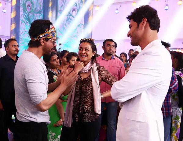 Dilwale Shahrukh Khan meets Mahesh Babu on the sets of Brahmotsavam. Shahrukh Khan,Dilwale Shahrukh Khan,Dilwale,Mahesh Babu,actor Mahesh Babu,Brahmotsavam