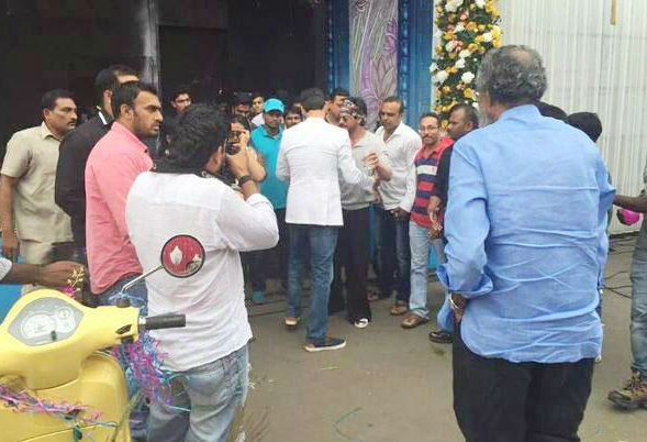 Dilwale Shahrukh Khan meets Mahesh Babu on the sets of Brahmotsavam. Shahrukh Khan,Dilwale Shahrukh Khan,Dilwale,Mahesh Babu,actor Mahesh Babu,Brahmotsavam