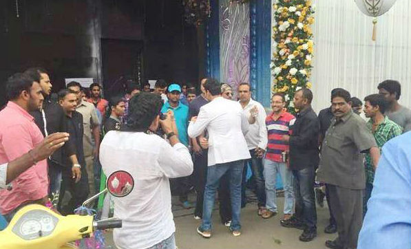 Dilwale Shahrukh Khan meets Mahesh Babu on the sets of Brahmotsavam. Shahrukh Khan,Dilwale Shahrukh Khan,Dilwale,Mahesh Babu,actor Mahesh Babu,Brahmotsavam