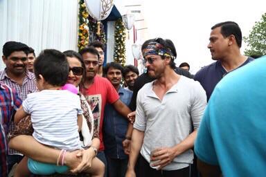 Dilwale Shahrukh Khan meets Mahesh Babu on the sets of Brahmotsavam. Shahrukh Khan,Dilwale Shahrukh Khan,Dilwale,Mahesh Babu,actor Mahesh Babu,Brahmotsavam