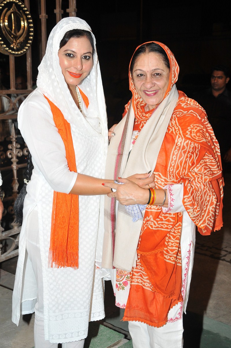 An ardent devotee of God, Gurpreet Kaur Chadha -President of Punjabi Global hosted a Mahaan Kirtan Darbaar by Bhai Sarabjit Singh (Hazoori Ragi-Darbar Sahib) at Gurdwara Sri Guru Singh Sabha. Singh Is Bling,Prabhu Deva,Tushaar Kapoor,Jeetendra,Shweta Khanduri,Ajaz khan,Niharicka Raiszada,Ankit Gera,Mansi Pritam,Ashvini Yardi,Gurdwara Sri Guru Singh Sabha,Sri Guru Singh Sabha