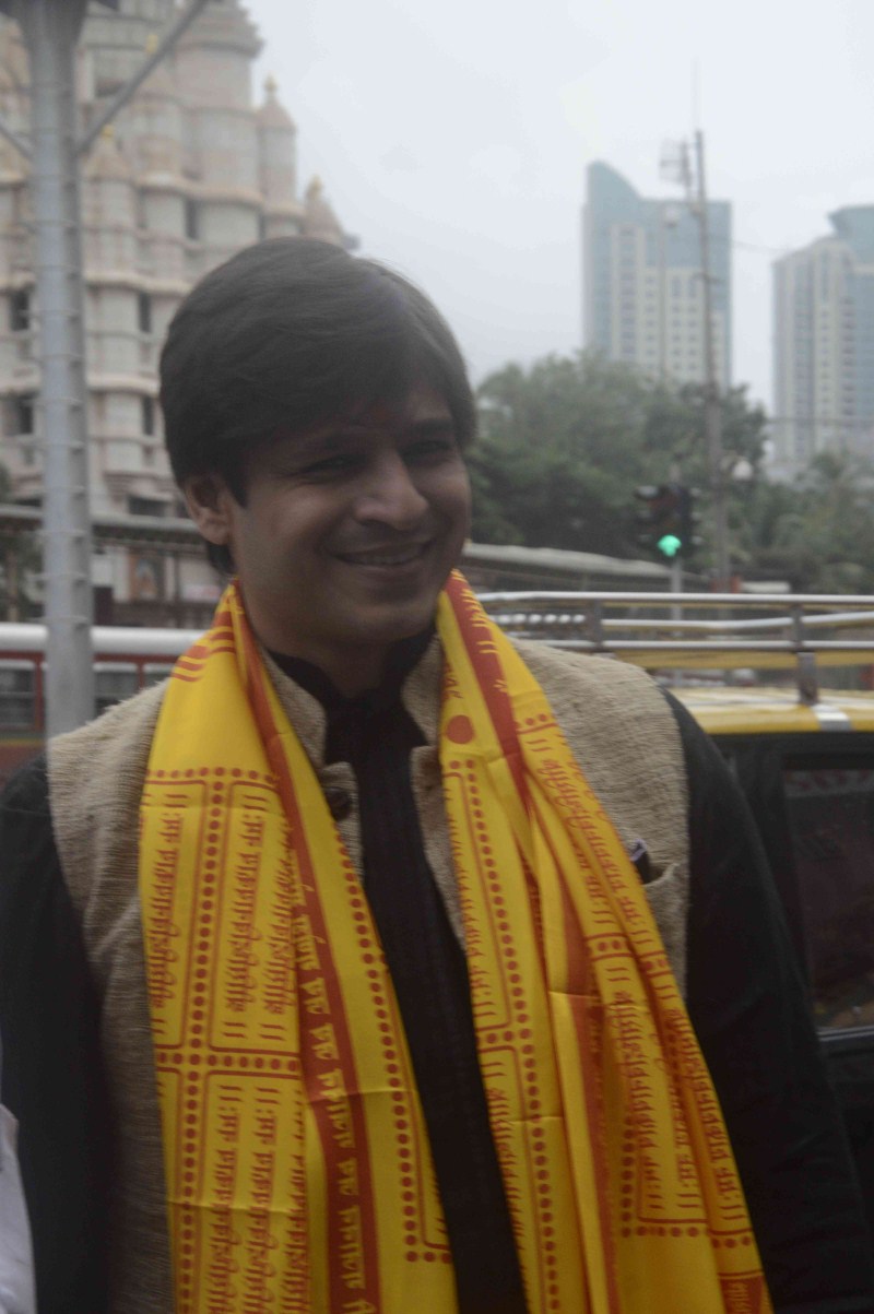 Bollywood actor Vivek Oberoi was snapped at Siddhivinayak Temple with wife Priyanka Oberoi. Vivek Oberoi,Priyanka Alva,Siddhivinayak Temple,Vivek Oberoi visits Siddhivinayak Temple,Ganesha temple,Priyanka Oberoi Oberoi,celebs at Siddhivinayak Temple,Siddhivinayak Temple in mumbai
