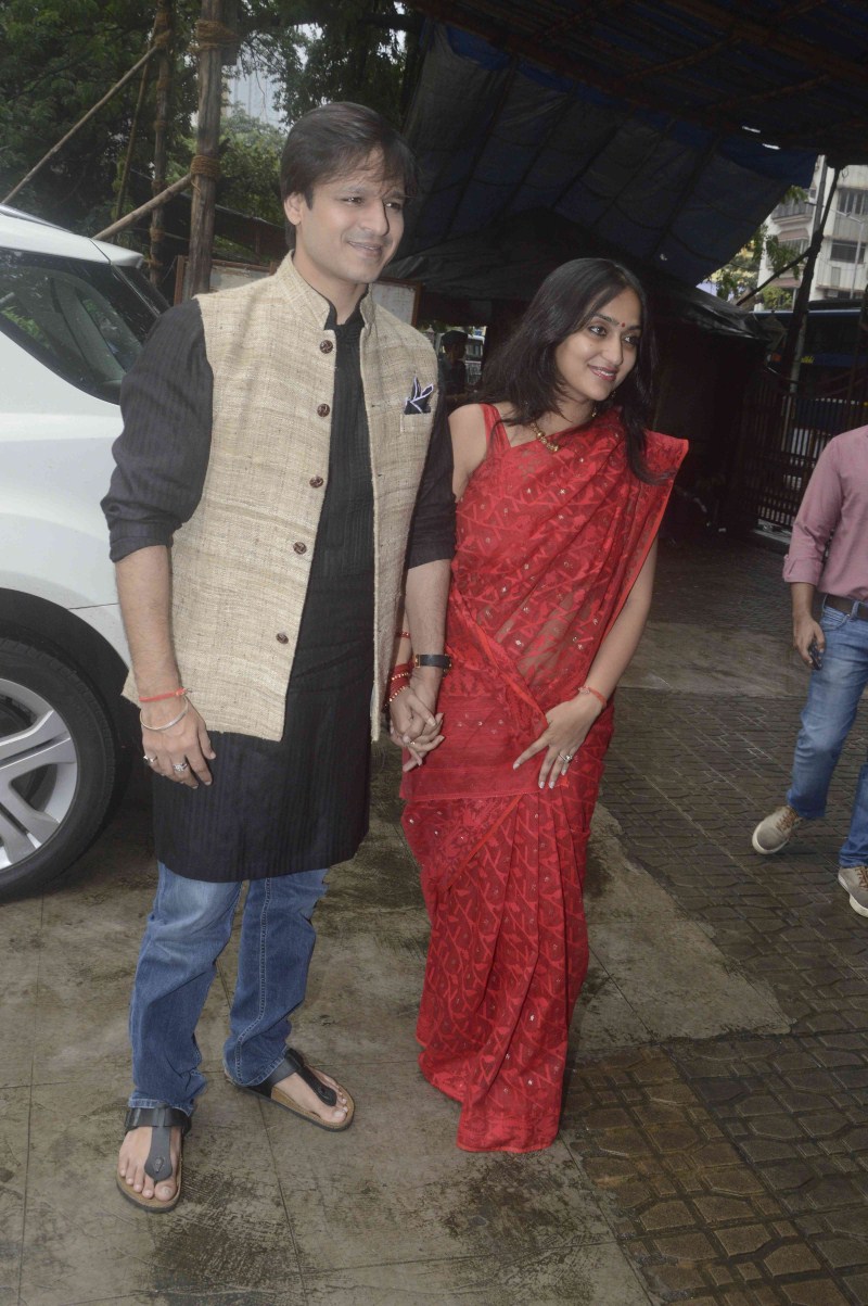 Bollywood actor Vivek Oberoi was snapped at Siddhivinayak Temple with wife Priyanka Oberoi. Vivek Oberoi,Priyanka Alva,Siddhivinayak Temple,Vivek Oberoi visits Siddhivinayak Temple,Ganesha temple,Priyanka Oberoi Oberoi,celebs at Siddhivinayak Temple,Siddhivinayak Temple in mumbai