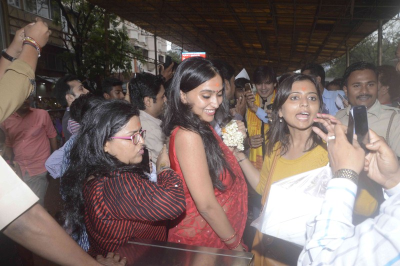 Bollywood actor Vivek Oberoi was snapped at Siddhivinayak Temple with wife Priyanka Oberoi. Vivek Oberoi,Priyanka Alva,Siddhivinayak Temple,Vivek Oberoi visits Siddhivinayak Temple,Ganesha temple,Priyanka Oberoi Oberoi,celebs at Siddhivinayak Temple,Siddhivinayak Temple in mumbai