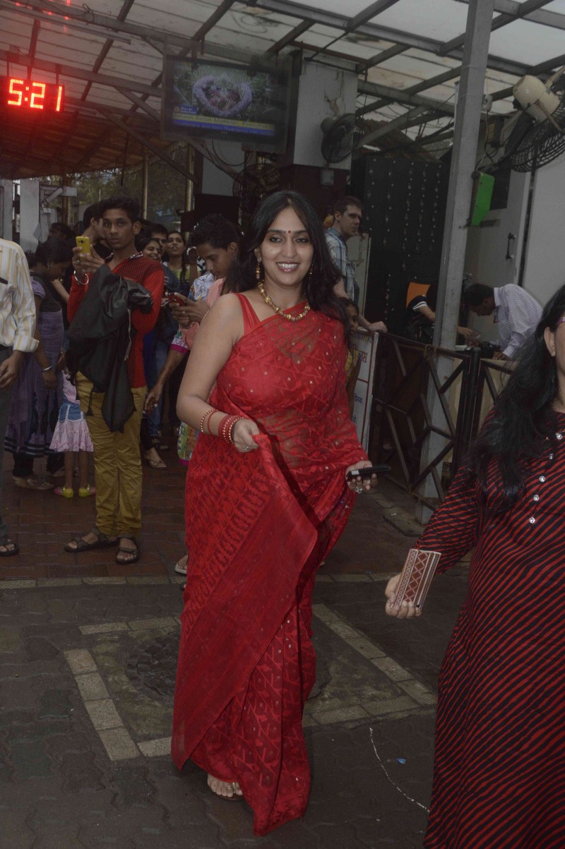 Bollywood actor Vivek Oberoi was snapped at Siddhivinayak Temple with wife Priyanka Oberoi. Vivek Oberoi,Priyanka Alva,Siddhivinayak Temple,Vivek Oberoi visits Siddhivinayak Temple,Ganesha temple,Priyanka Oberoi Oberoi,celebs at Siddhivinayak Temple,Siddhivinayak Temple in mumbai