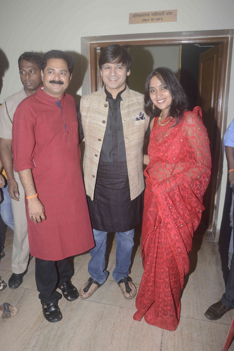 Bollywood actor Vivek Oberoi was snapped at Siddhivinayak Temple with wife Priyanka Oberoi. Vivek Oberoi,Priyanka Alva,Siddhivinayak Temple,Vivek Oberoi visits Siddhivinayak Temple,Ganesha temple,Priyanka Oberoi Oberoi,celebs at Siddhivinayak Temple,Siddhivinayak Temple in mumbai