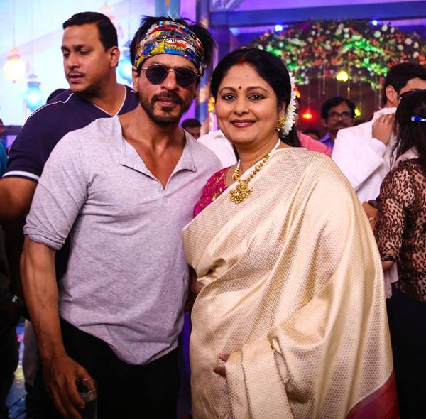 Dilwale Shahrukh Khan meets Mahesh Babu on the sets of Brahmotsavam. Shahrukh Khan,Dilwale Shahrukh Khan,Dilwale,Mahesh Babu,actor Mahesh Babu,Brahmotsavam