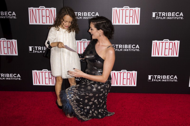 The Intern Premiere Show was held in New York and cast members Anne Hathaway, Robert De Niro and Singer Mariah Carey graced the event. The Intern Premiere Show,The Intern,Anne Hathaway,Robert De Niro,Premiere Show,hollywood movie The Intern,Singer Mariah Carey,Mariah Carey