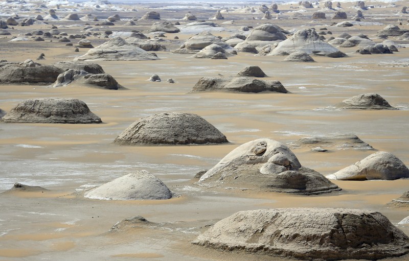 The White Desert features limestone and chalk forms strangely shaped by the wind and sand. Egypt White Desert,White Desert,Tourist Place,Tourist Place around the world,Tourist Place around world,world Tourist Place,Tourist Place pics,Tourist Place images,Tourist Place photos,White Desert pics,White Desert images,White Desert photos,White Desert