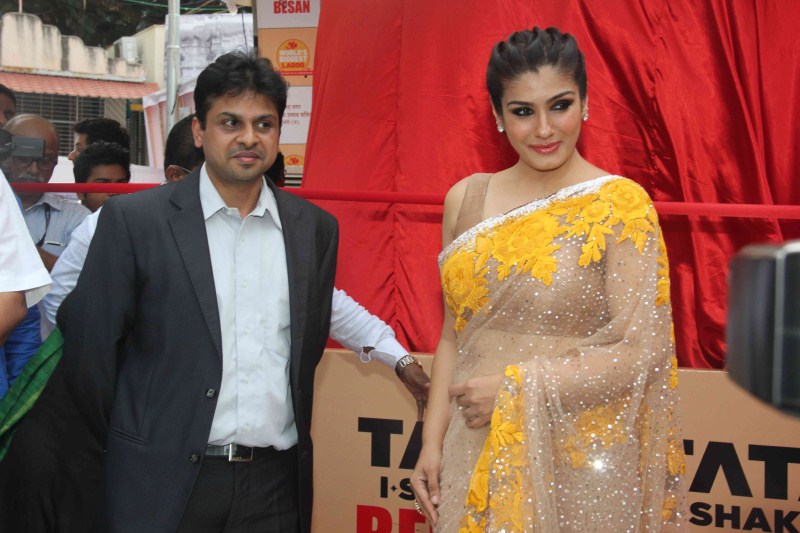 Actress Raveena Tandon unveiled world's biggest Besan Ladoo at Andheri Cha Raja Mumbai on 23 September. Raveena Tandon,actress Raveena Tandon,Raveena Tandon unveils world's biggest Besan Ladoo,world's biggest Besan Ladoo,biggest Besan Ladoo,Besan Ladoo,Raveena Tandon latest pics,Raveena Tandon latest images,Raveena Tandon latest photos,Raveena Tan