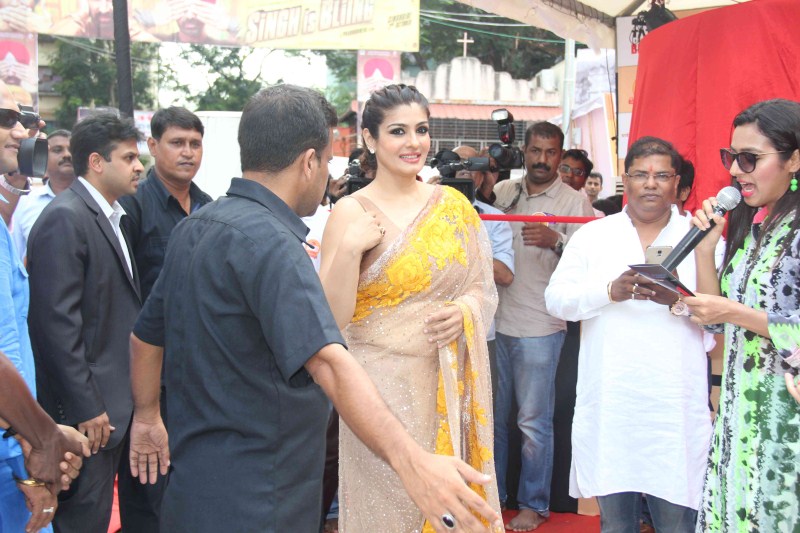 Actress Raveena Tandon unveiled world's biggest Besan Ladoo at Andheri Cha Raja Mumbai on 23 September. Raveena Tandon,actress Raveena Tandon,Raveena Tandon unveils world's biggest Besan Ladoo,world's biggest Besan Ladoo,biggest Besan Ladoo,Besan Ladoo,Raveena Tandon latest pics,Raveena Tandon latest images,Raveena Tandon latest photos,Raveena Tan