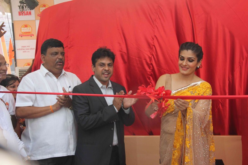 Actress Raveena Tandon unveiled world's biggest Besan Ladoo at Andheri Cha Raja Mumbai on 23 September. Raveena Tandon,actress Raveena Tandon,Raveena Tandon unveils world's biggest Besan Ladoo,world's biggest Besan Ladoo,biggest Besan Ladoo,Besan Ladoo,Raveena Tandon latest pics,Raveena Tandon latest images,Raveena Tandon latest photos,Raveena Tan