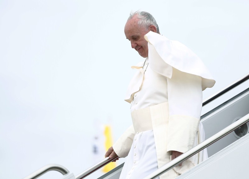 President Obama and his family greet Pope Francis after he lands on US soil. President Obama,Obama,Barack Obama,Pope Francis in US,Pope Francis,Pope Francis arrives United States