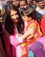 Aishwarya Rai,Aishwarya Rai Bachchan,Aaradhya,Aishwarya Rai Bachchan,daughter Aaradhya at Siddhivinayak temple,Aishwarya Rai and Aaradhya at Siddhivinayak temple,Aishwarya Rai at Siddhivinayak temple,Aaradhya at Siddhivinayak temple,Siddhivinayak temple