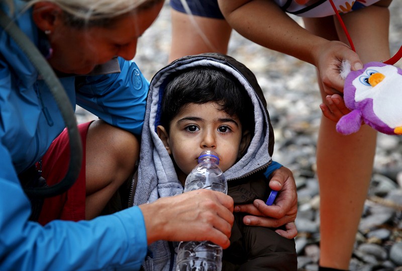 Here are some of the best moments during the ongoing refugee crisis that restored our faith in humanity. Humanity,Moments of Humanity,Best moments of humanity,Heartwarming,Moments That Restored Our Faith In Humanity,Syrian refugee,refugee,migrant
