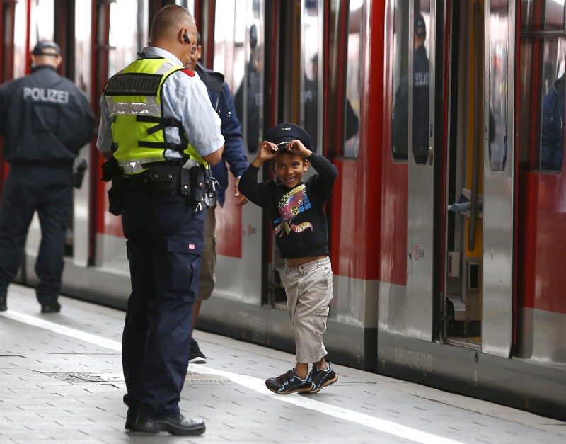 Here are some of the best moments during the ongoing refugee crisis that restored our faith in humanity. Humanity,Moments of Humanity,Best moments of humanity,Heartwarming,Moments That Restored Our Faith In Humanity,Syrian refugee,refugee,migrant