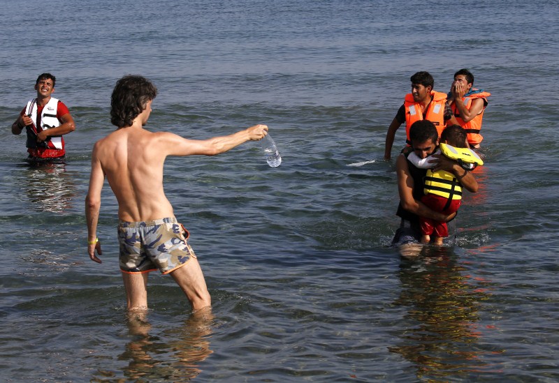 Here are some of the best moments during the ongoing refugee crisis that restored our faith in humanity. Humanity,Moments of Humanity,Best moments of humanity,Heartwarming,Moments That Restored Our Faith In Humanity,Syrian refugee,refugee,migrant