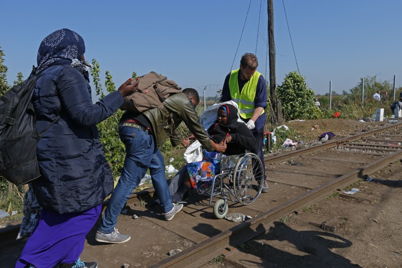 Here are some of the best moments during the ongoing refugee crisis that restored our faith in humanity. Humanity,Moments of Humanity,Best moments of humanity,Heartwarming,Moments That Restored Our Faith In Humanity,Syrian refugee,refugee,migrant