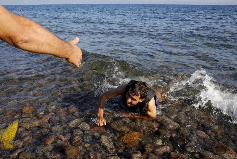 Here are some of the best moments during the ongoing refugee crisis that restored our faith in humanity. Humanity,Moments of Humanity,Best moments of humanity,Heartwarming,Moments That Restored Our Faith In Humanity,Syrian refugee,refugee,migrant