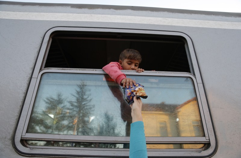 Here are some of the best moments during the ongoing refugee crisis that restored our faith in humanity. Humanity,Moments of Humanity,Best moments of humanity,Heartwarming,Moments That Restored Our Faith In Humanity,Syrian refugee,refugee,migrant