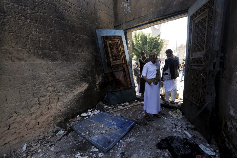 At least 15 people were killed on Thursday after a large explosion triggered by two suicide bombers rocked a mosque in Yemen's capital Sanaa during Eid al-Adha prayers. Yemen Mosque Explosion,Yemen Mosque,Twin Suicide Bombings,twin suicide attack,Twin Suicide Bombs,Yemen,Eid al-Adha,Eid al-Adha prayers,suicide bombers,mosque,mosque attack,al-Balili mosque