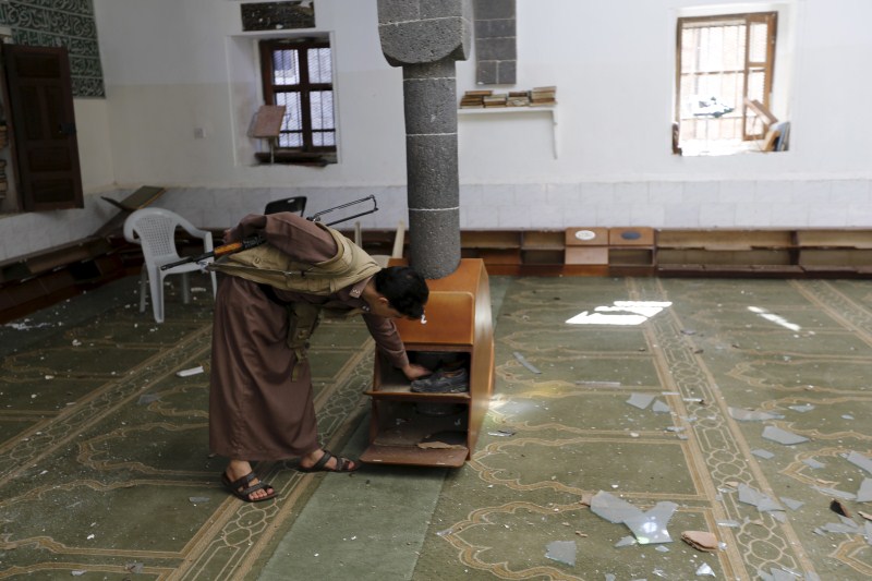 At least 15 people were killed on Thursday after a large explosion triggered by two suicide bombers rocked a mosque in Yemen's capital Sanaa during Eid al-Adha prayers. Yemen Mosque Explosion,Yemen Mosque,Twin Suicide Bombings,twin suicide attack,Twin Suicide Bombs,Yemen,Eid al-Adha,Eid al-Adha prayers,suicide bombers,mosque,mosque attack,al-Balili mosque