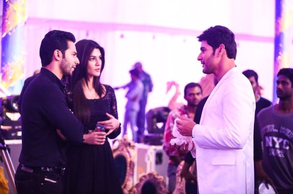 Bollywood actors Varun Dhawan and Kriti Sanon met Tollywood superstar Mahesh Babu on the sets of Brahmotsavam in Ramoji Film City, Hyderabad on 24 September. Dilwale,Varun Dhawan,Kriti Sanon,Mahesh Babu at Brahmotsavam sets,Mahesh Babu,Brahmotsavam,Brahmotsavam on the sets,Shah Rukh khan,srk