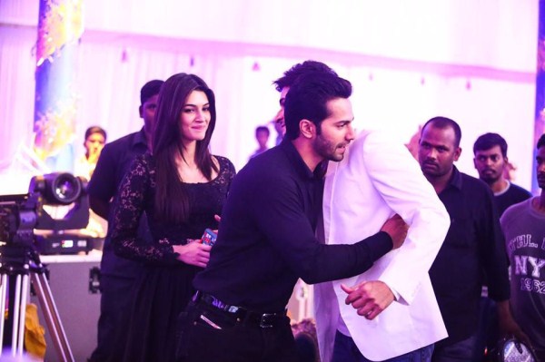 Bollywood actors Varun Dhawan and Kriti Sanon met Tollywood superstar Mahesh Babu on the sets of Brahmotsavam in Ramoji Film City, Hyderabad on 24 September. Dilwale,Varun Dhawan,Kriti Sanon,Mahesh Babu at Brahmotsavam sets,Mahesh Babu,Brahmotsavam,Brahmotsavam on the sets,Shah Rukh khan,srk
