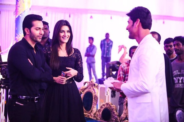 Bollywood actors Varun Dhawan and Kriti Sanon met Tollywood superstar Mahesh Babu on the sets of Brahmotsavam in Ramoji Film City, Hyderabad on 24 September. Dilwale,Varun Dhawan,Kriti Sanon,Mahesh Babu at Brahmotsavam sets,Mahesh Babu,Brahmotsavam,Brahmotsavam on the sets,Shah Rukh khan,srk