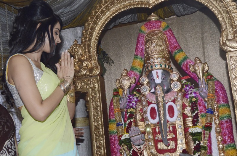 Bollywood actress Mallika Sherawat visits Ganpati Bappa of Ranjit Studio to seek Lord Ganeshas blessings. Mallika Sherawat,actress Mallika Sherawat,Mallika Sherawat visits Ganpati Bappa,Mallika Sherawat visits Ganpati Bappa of Ranjit Studio,Ganpati Bappa of Ranjit Studio,Ganpati Bappa,Ganpati celebration