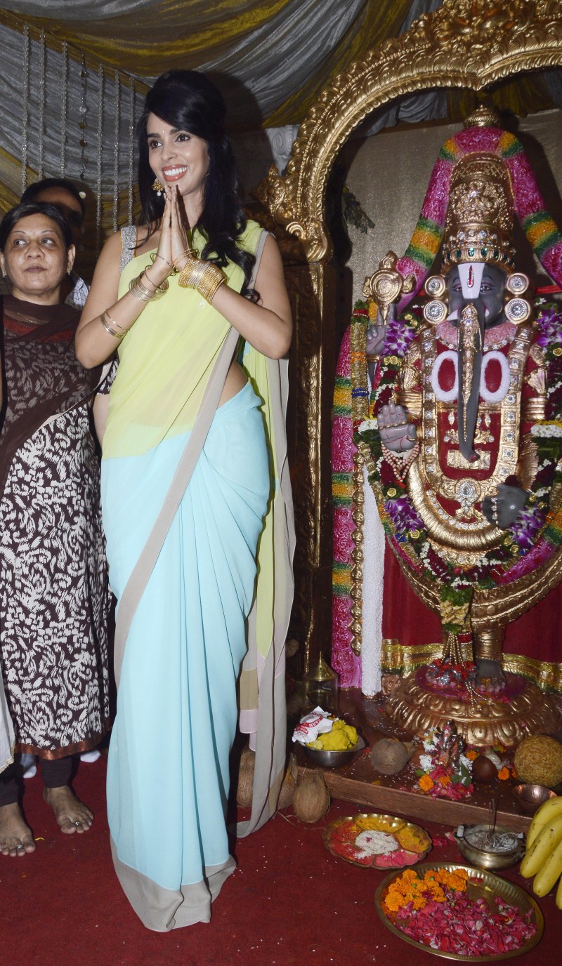 Bollywood actress Mallika Sherawat visits Ganpati Bappa of Ranjit Studio to seek Lord Ganeshas blessings. Mallika Sherawat,actress Mallika Sherawat,Mallika Sherawat visits Ganpati Bappa,Mallika Sherawat visits Ganpati Bappa of Ranjit Studio,Ganpati Bappa of Ranjit Studio,Ganpati Bappa,Ganpati celebration
