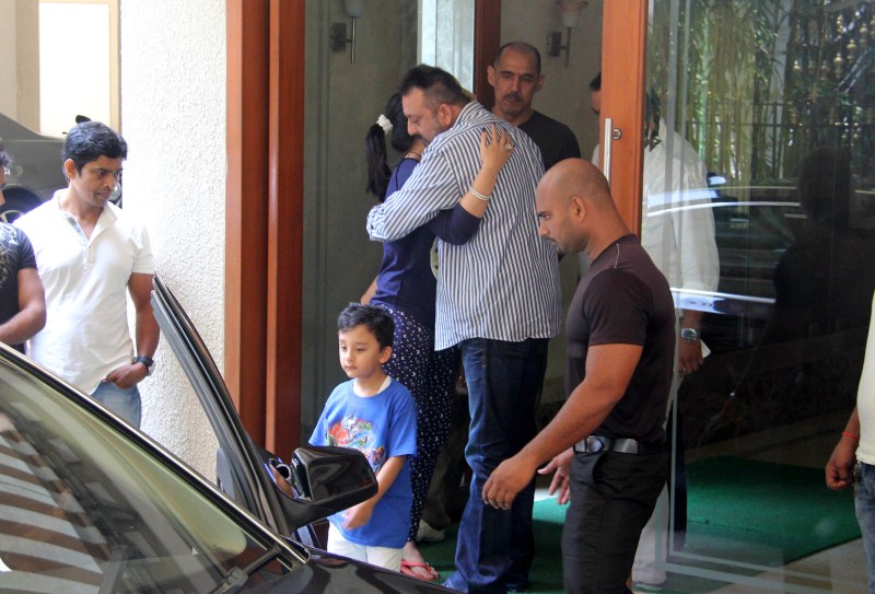 Bollywood actor Sanjay Dutt's 30 days parole term is over and the actor is again back to pune jail. Sanjay Dutt,Sanjay Dutt Leaves for Jail,sanjay dutt jail,sanjay dutt jail term,actor Sanjay Dutt