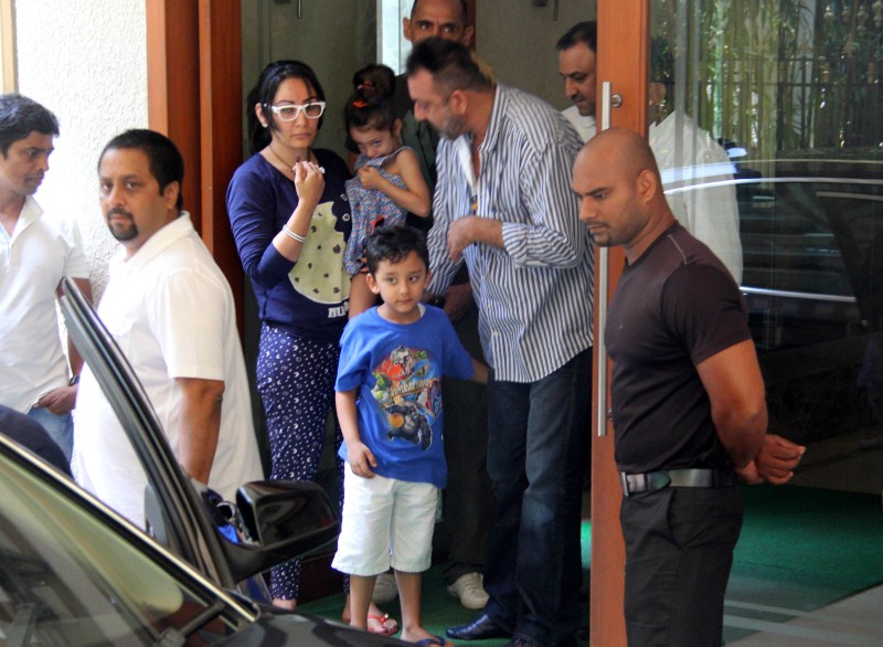 Bollywood actor Sanjay Dutt's 30 days parole term is over and the actor is again back to pune jail. Sanjay Dutt,Sanjay Dutt Leaves for Jail,sanjay dutt jail,sanjay dutt jail term,actor Sanjay Dutt