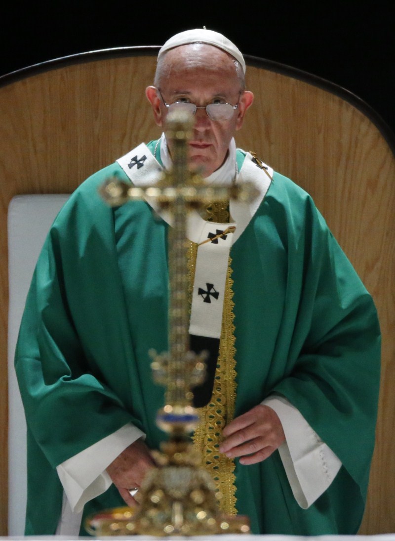 Pope Francis ended a busy day in New York by celebrating Mass before thousands at Madison Square Garden. Pope Francis,Pope Francis leads mass,Pope Francis leads mass at Madison Square Garden,Madison Square Garden,Pope Francis at Madison Square Garden
