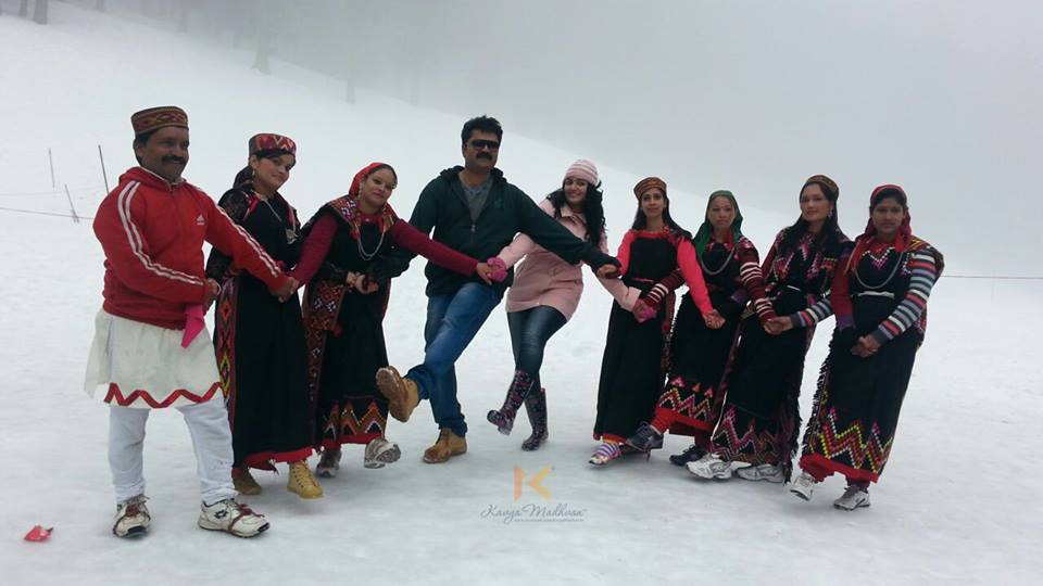 Anoop Menon and Kavya Madhavan with people in Kashmir Kavya madhavan,anoop menon,kavya madhavan next film,she taxi,Saji surendran,Ansiba,shot in kshmir
