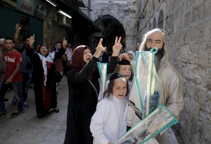 Israeli police and Palestinians clash at Jerusalem's al-Aqsa mosque, following weeks of unrest during a period of major Jewish and Muslim holidays. Clashes at Jerusalem,Jerusalem holy site,Jewish holiday starts,Israeli police,Israeli police and Palestinians clash,Palestinians,Jewish and Muslim holidays