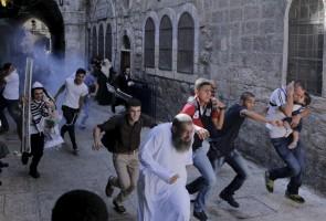 Clashes at Jerusalem,Jerusalem holy site,Jewish holiday starts,Israeli police,Israeli police and Palestinians clash,Palestinians,Jewish and Muslim holidays