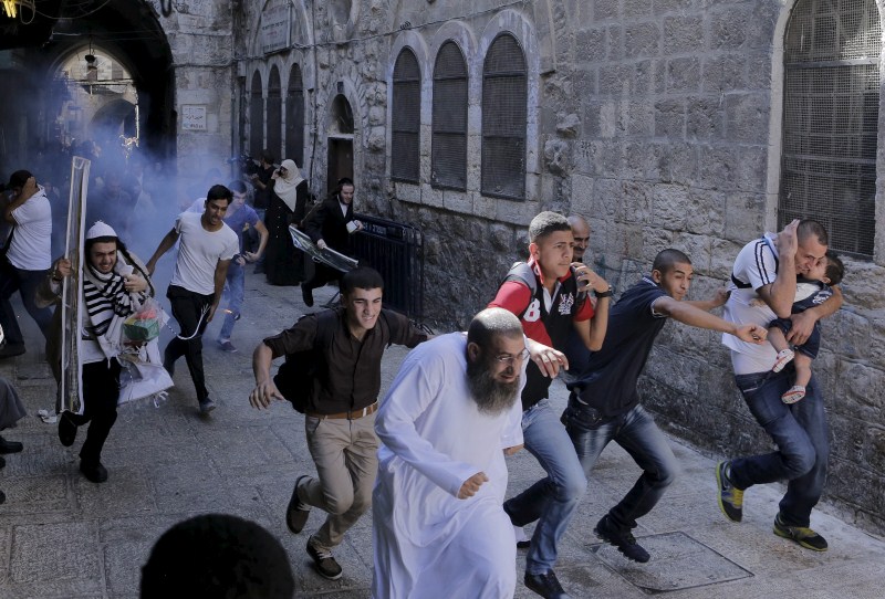 Israeli police and Palestinians clash at Jerusalem's al-Aqsa mosque, following weeks of unrest during a period of major Jewish and Muslim holidays. Clashes at Jerusalem,Jerusalem holy site,Jewish holiday starts,Israeli police,Israeli police and Palestinians clash,Palestinians,Jewish and Muslim holidays