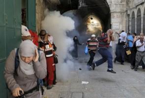 Clashes at Jerusalem,Jerusalem holy site,Jewish holiday starts,Israeli police,Israeli police and Palestinians clash,Palestinians,Jewish and Muslim holidays