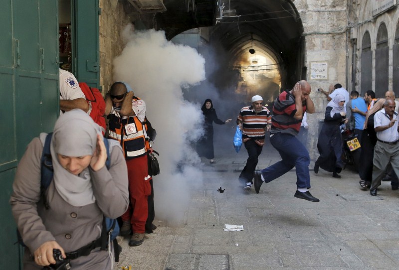 Israeli police and Palestinians clash at Jerusalem's al-Aqsa mosque, following weeks of unrest during a period of major Jewish and Muslim holidays. Clashes at Jerusalem,Jerusalem holy site,Jewish holiday starts,Israeli police,Israeli police and Palestinians clash,Palestinians,Jewish and Muslim holidays