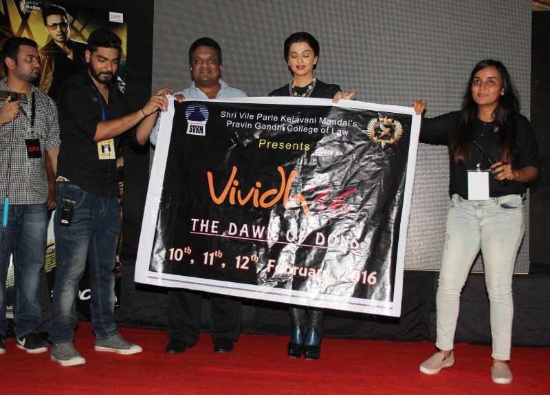Aishwarya Rai Bachchan and filmmaker Sanjay Gupta recently attended a popular festival at a Mumbai college to promote her Bollywood comeback Jazbaa. Aishwarya Rai Bachchan,Aishwarya Rai,Sanjay Gupta,Jazbaa,Jazbaa movie promotion,Vividh Festival