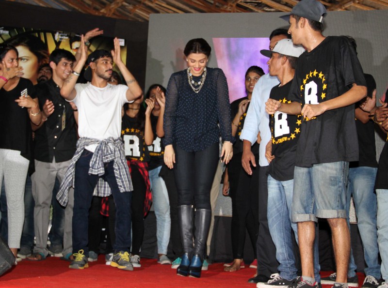 Aishwarya Rai Bachchan and filmmaker Sanjay Gupta recently attended a popular festival at a Mumbai college to promote her Bollywood comeback Jazbaa. Aishwarya Rai Bachchan,Aishwarya Rai,Sanjay Gupta,Jazbaa,Jazbaa movie promotion,Vividh Festival