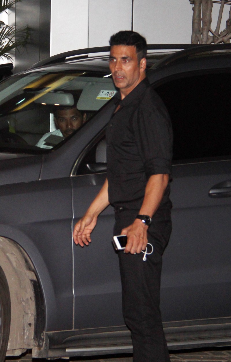 Singh Is Bling actor Akshay Kumar, actress Amy Jackson and Lara Dutta were snapped at the airport. Singh Is Bliing,Akshay Kumar,Amy Jackson,Lara Dutta,Akshay Kumar,Amy Jackson,Akshay Kumar and Amy Jackson,Akshay Kumar,Amy Jackson in Singh Is Bliing,Singh Is Bling